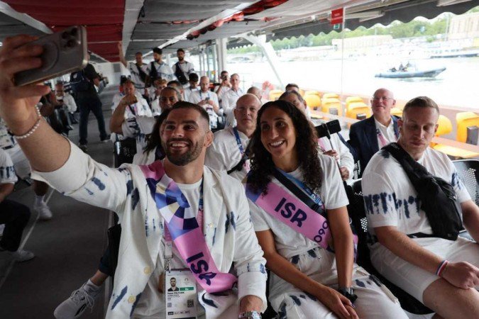 Jogos Olímpicos de Paris 2024 - Cerimônia de Abertura - Paris, Paris, França - 26 de julho de 2024. Atletas de Israel tiram uma selfie a bordo de um barco no desfile flutuante no rio Sena antes da cerimônia de abertura.