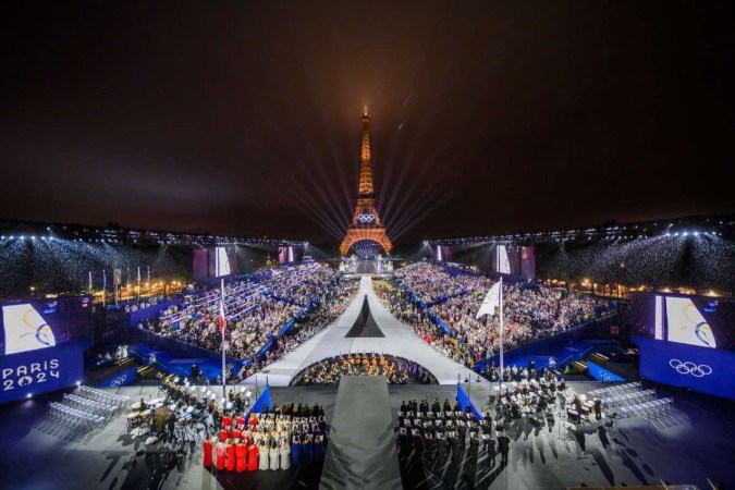  Overview of the Trocadero venue, with the Eiffel Tower looming in the background while the Olympic flag is being raised, during the opening ceremony of the Paris 2024 Olympic Games on July 26, 2024 (Photo by François-Xavier MARIT / AFP)
       -  (crédito:  AFP)