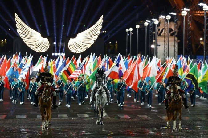  The horsewoman (C) arrives with the Olympic flag at the Trocadero during the opening ceremony of the Paris 2024 Olympic Games in Paris on July 26, 2024. (Photo by Stephanie Lecocq / POOL / AFP)
      
