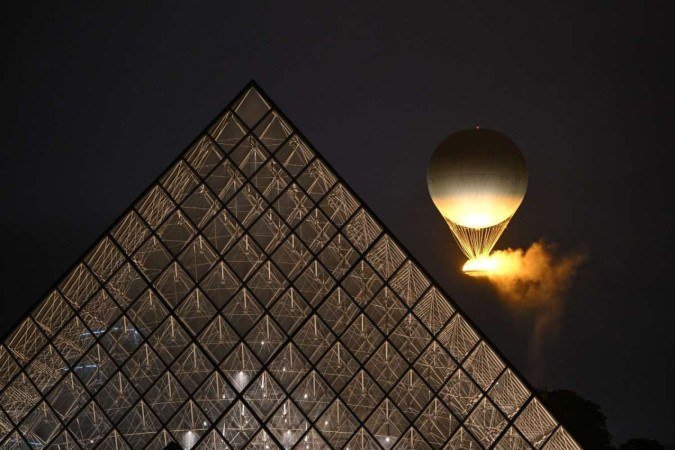 Um balão subiu levando a chama dos Jogos Olímpicos ao céu parisiense