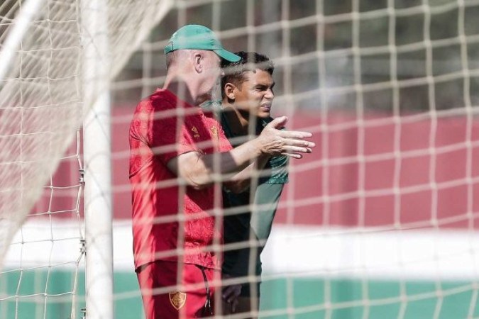 Mano Menezes instrui Thiago Silva em treino do Fluminense -  (crédito: Foto: LUCAS MERÇON / FLUMINENSE F.C.)