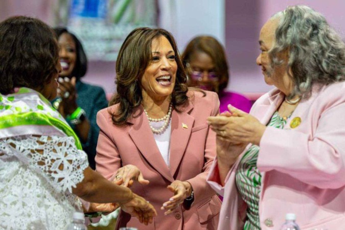 Membros da irmandade Zeta Phi Beta aplaudem Kamala Harris em seu discurso, na quarta-feira (24/7) -  (crédito: AFP)