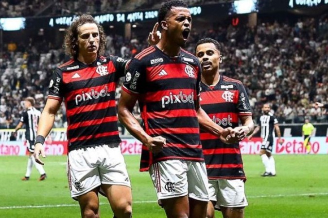 David Luiz comemorando gol com Carlinhos -  (crédito: Foto: Divulgação/Flamengo)