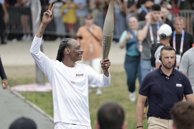 O cantor também participou do revezamento da tocha olímpica em 26 de julho em Saint Denis, periferia norte de Paris, perto do Stade de France, horas antes da cerimônia de abertura no Sena. 

 -  (crédito: STEPHANE DE SAKUTIN / AFP)