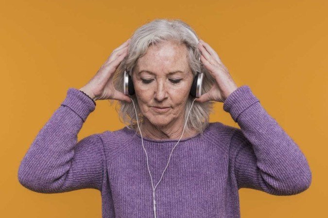 A submissão a ruídos altos, como fones de ouvidos, pode levar a perda gradativa da audição