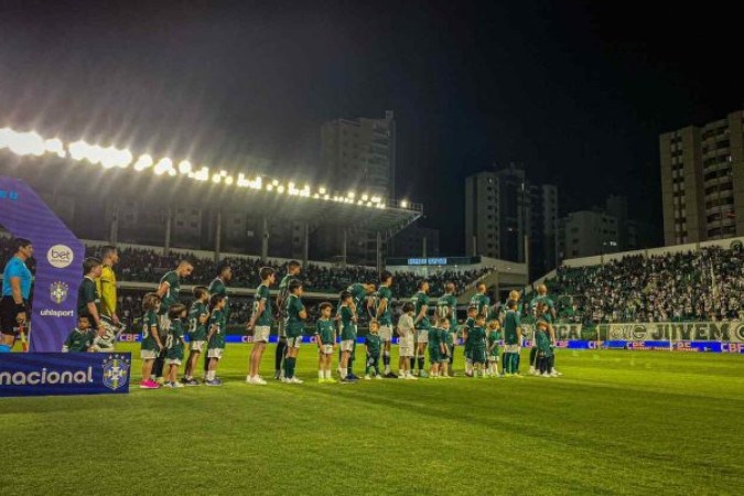 Time do Goiás perfilado antes de a bola rolar na Serrinha -  (crédito: Foto: Divulgação/Goiás)