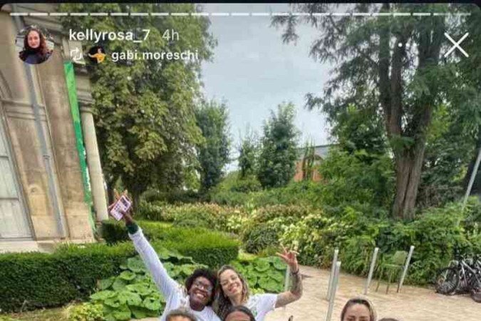 Kelly e as colegas de equipe da Seleção de Handebol.