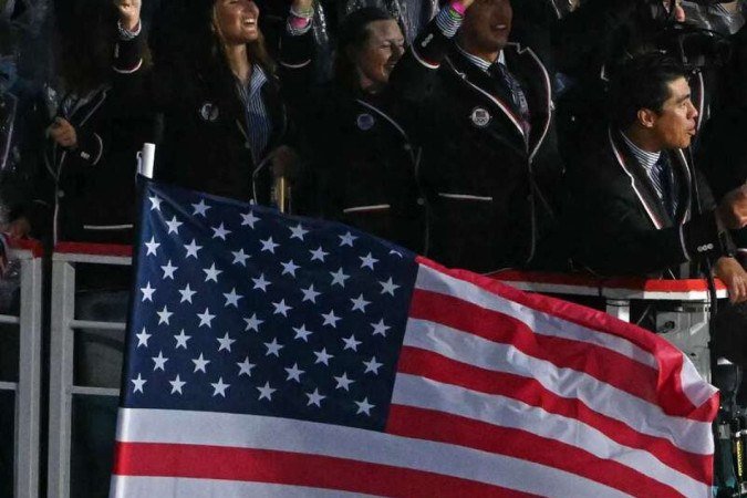 O astro do basquete LeBron James foi o porta-bandeira dos Estados Unidos