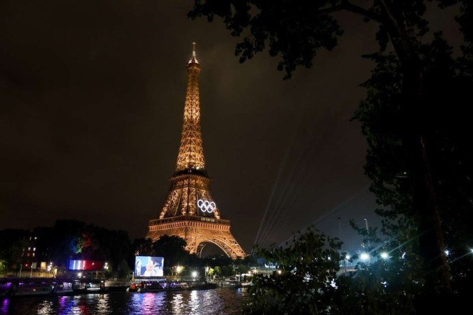 Deslumbrante, a Torre Eiffel serviu como cenário privilegiado para a cerimônia de abertura, com delegações navegando no Rio Sena -  (crédito: Abelardo Mendes Jr./CB/D.A.Press)