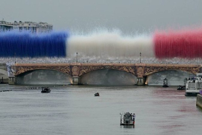 Um show de fogos em cima da Ponte de d'Austerlitz  inicia a cerimônia de abertura dos Jogos Olímpicos -  (crédito: Foto: Damien Meyer/AFP via Getty Images)