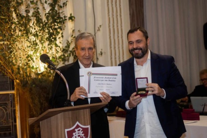 Parreira (esq.) recebe homenagem do Fluminense ao lado de Mario Bittencourt -  (crédito: Foto: Marina Garcia/FFC)