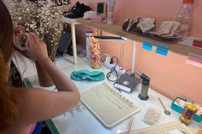 Confecção das joias compostas por flores 