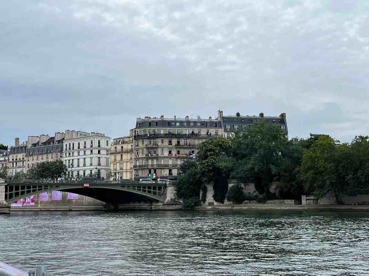 Prometido como um legado das Olimpíadas, o mergulho no Sena também responde à necessidade de adaptação à mudança climática na capital francesa, que atingiu recordes de calor recentemente  -  (crédito: Victor Parrini/ CB/ DA Press)