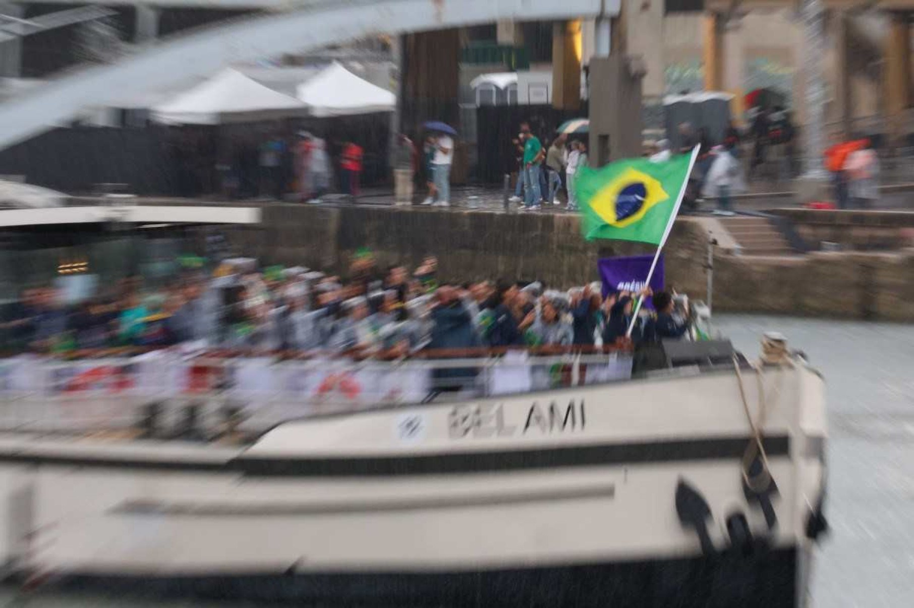 Delegação Brasileira em um barco durante a Cerimônia de Abertura das Olimpíadas de Paris 2024