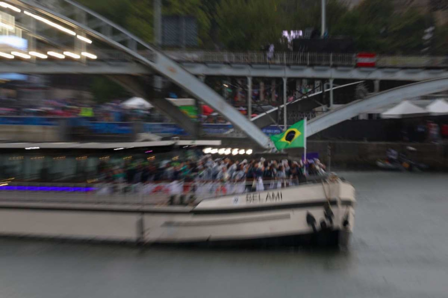 Delegação Brasileira em um barco durante a Cerimônia de Abertura das Olimpíadas de Paris 2024