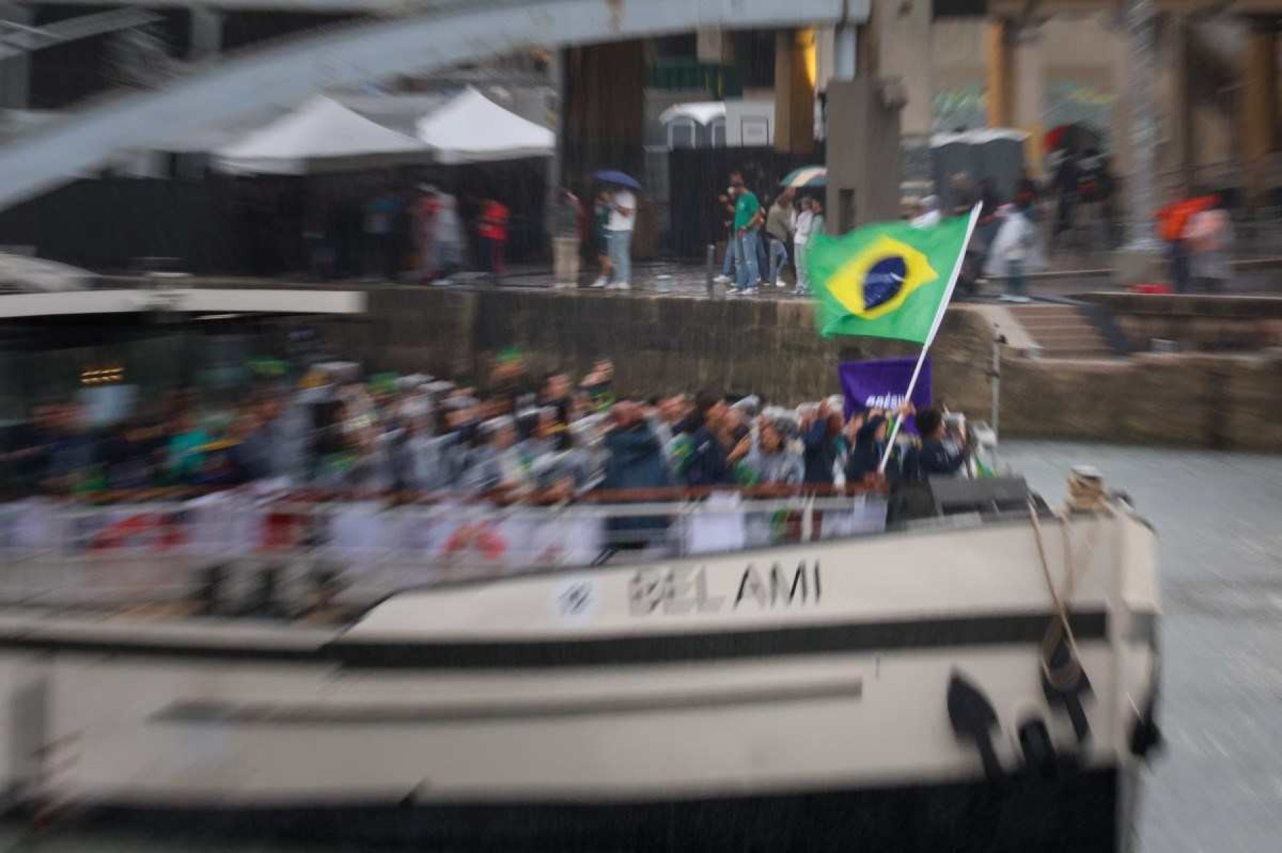 Delegação Brasileira em um barco durante a Cerimônia de Abertura das Olimpíadas de Paris 2024