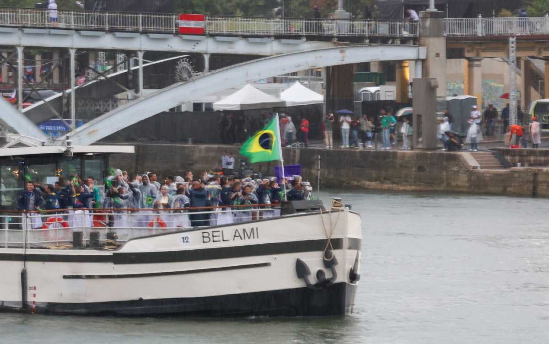 Delegação Brasileira em um barco durante a Cerimônia de Abertura das Olimpíadas de Paris 2024