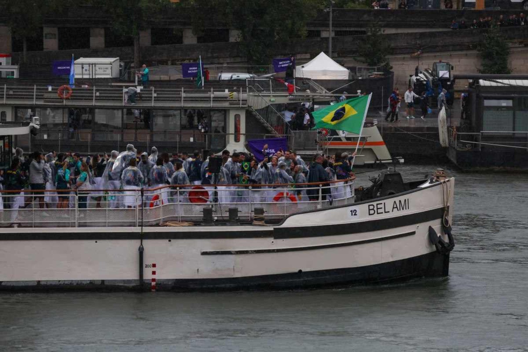Delegação Brasileira em um barco durante a Cerimônia de Abertura das Olimpíadas de Paris 2024