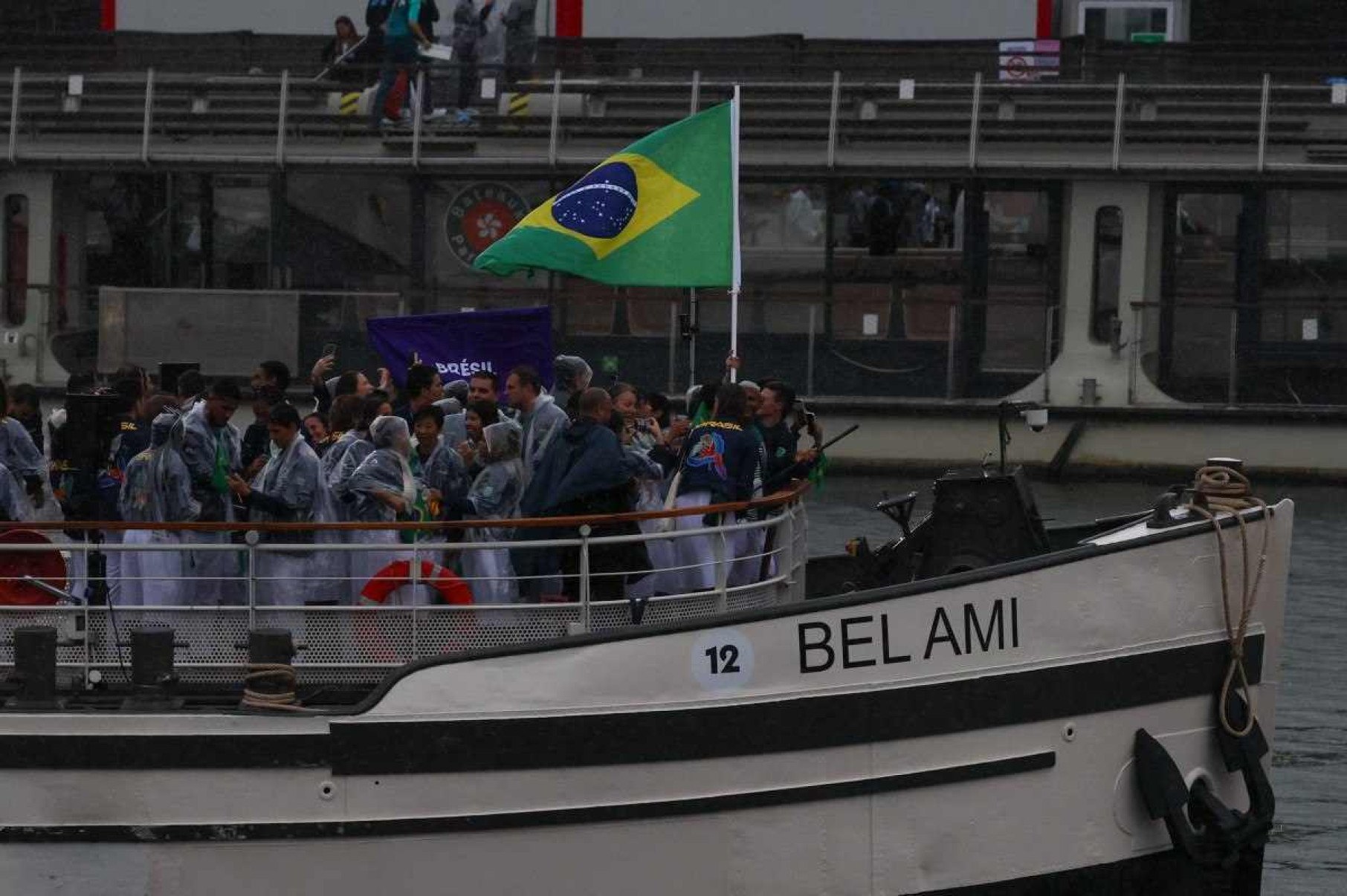 Delegação Brasileira em um barco durante a Cerimônia de Abertura das Olimpíadas de Paris 2024