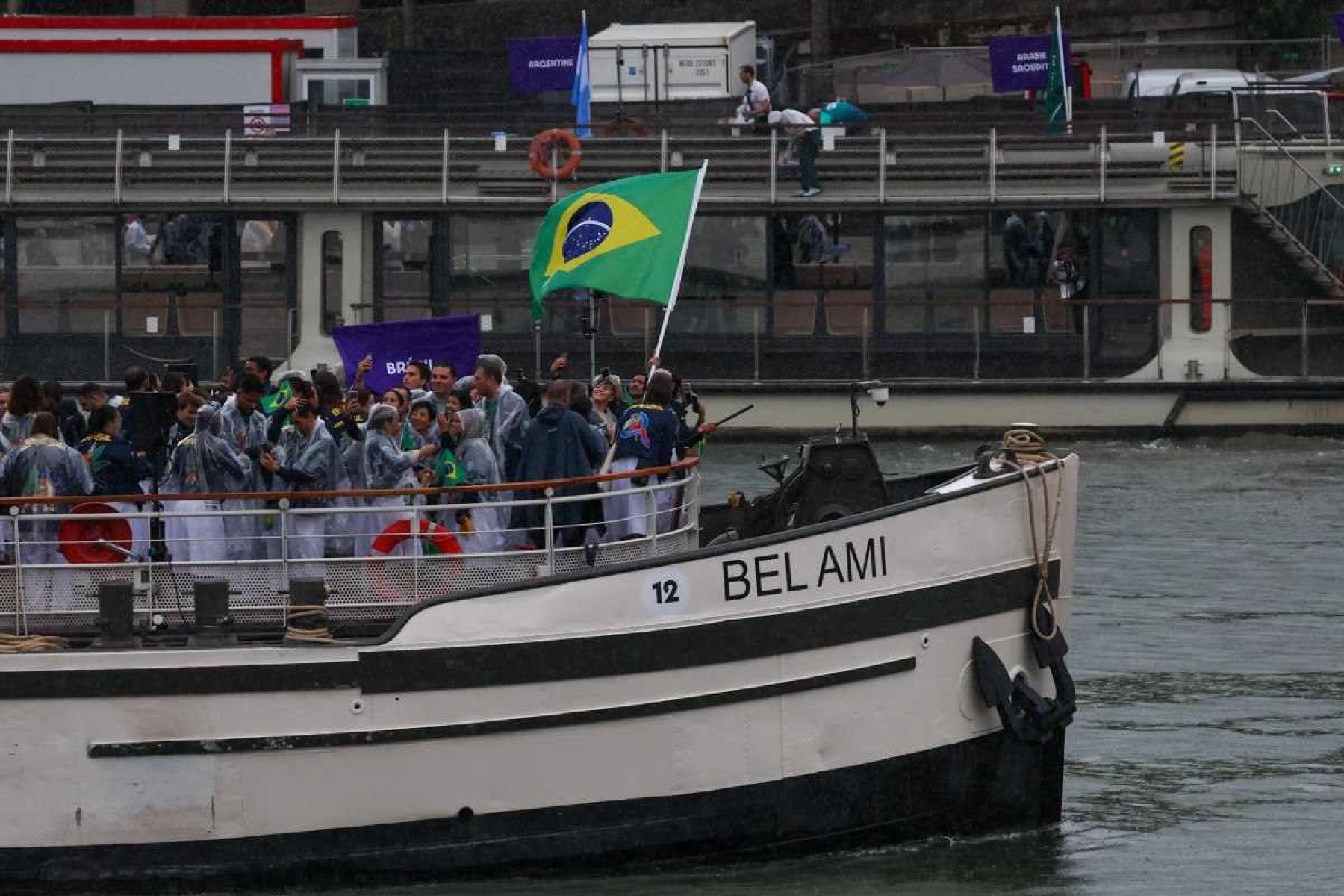 Delegação Brasileira em um barco durante a Cerimônia de Abertura das Olimpíadas de Paris 2024