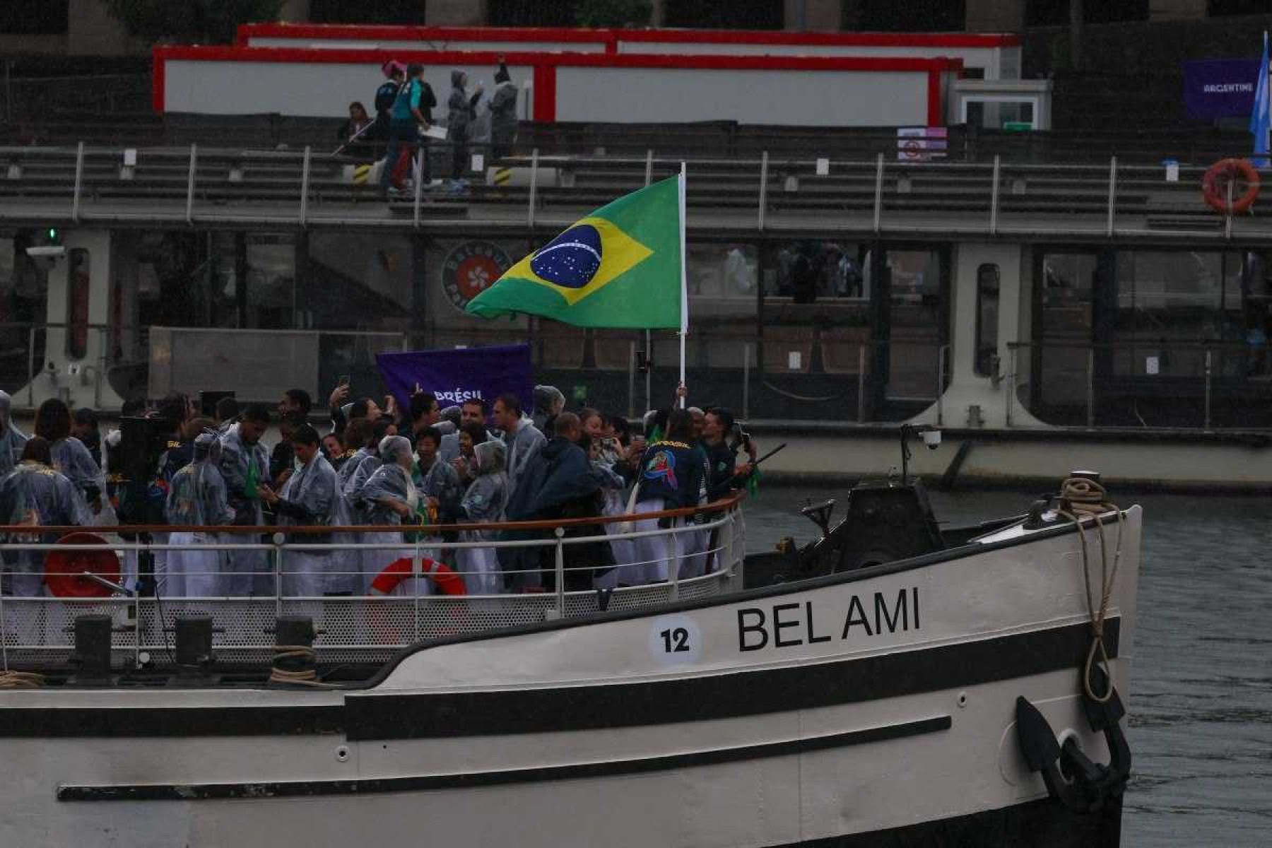 Delegação Brasileira em um barco durante a Cerimônia de Abertura das Olimpíadas de Paris 2024