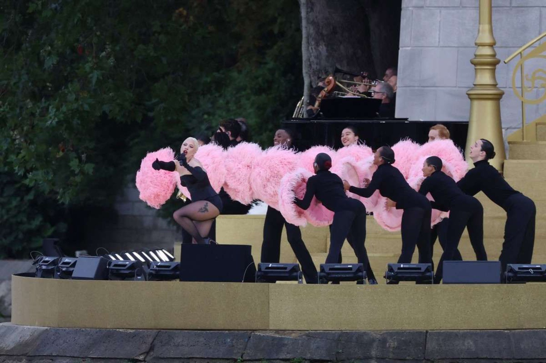 Lady Gaga se apresentou antes do início da Cerimônia de Abertura            