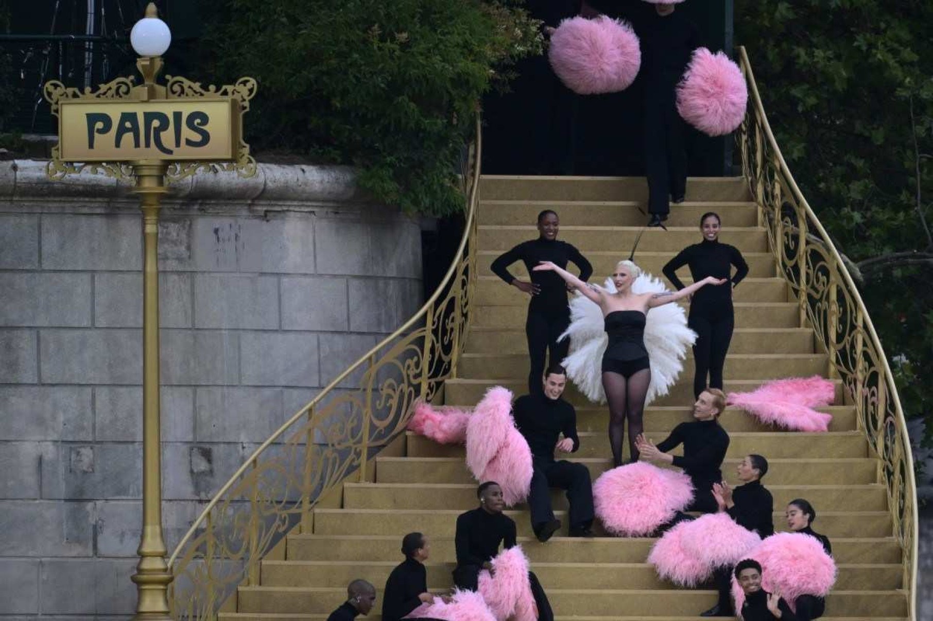 Lady Gaga se apresentou antes do início da Cerimônia de Abertura            