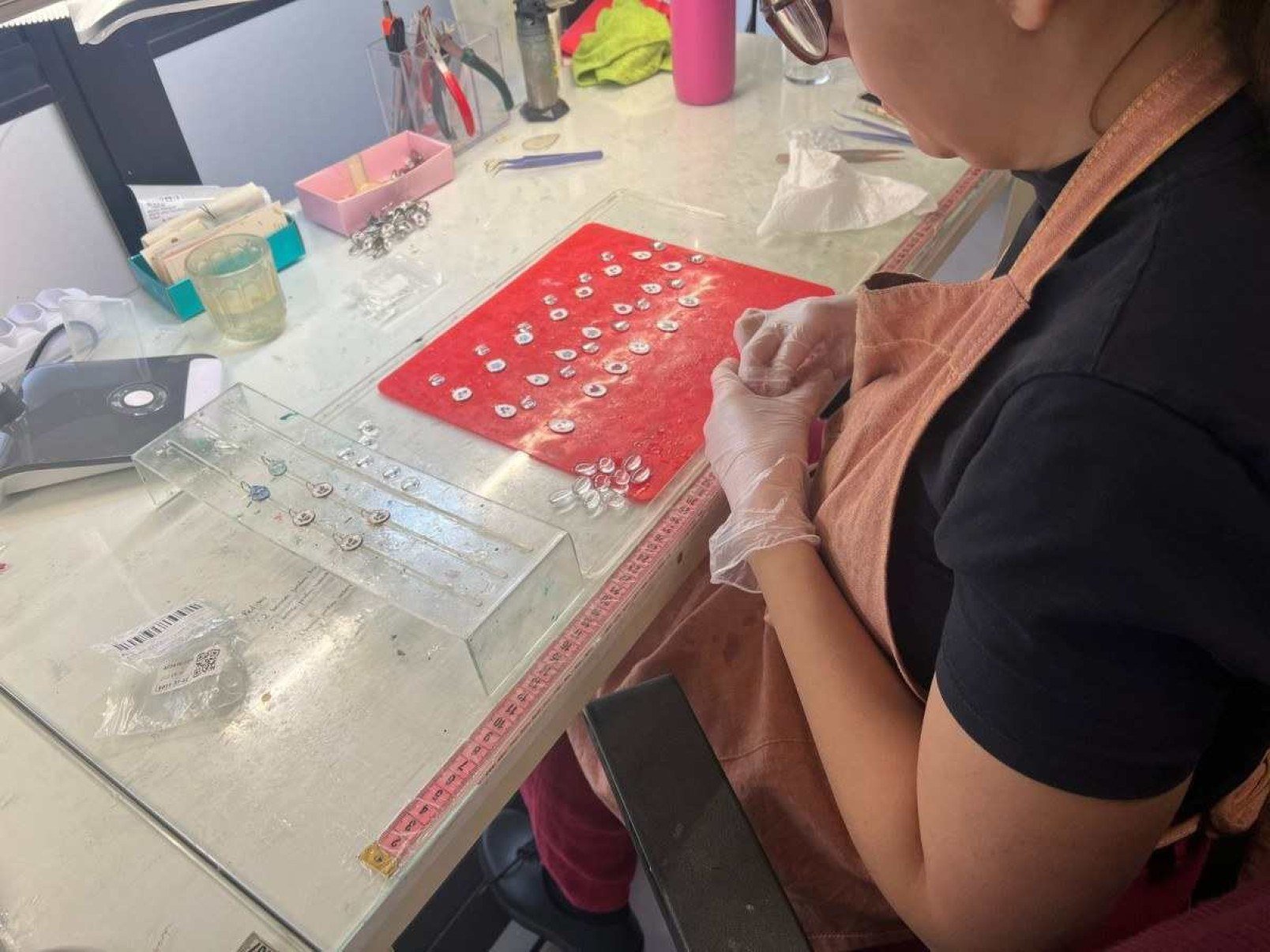 A loja capim estrela faz brincos e colares com flores do cerrado