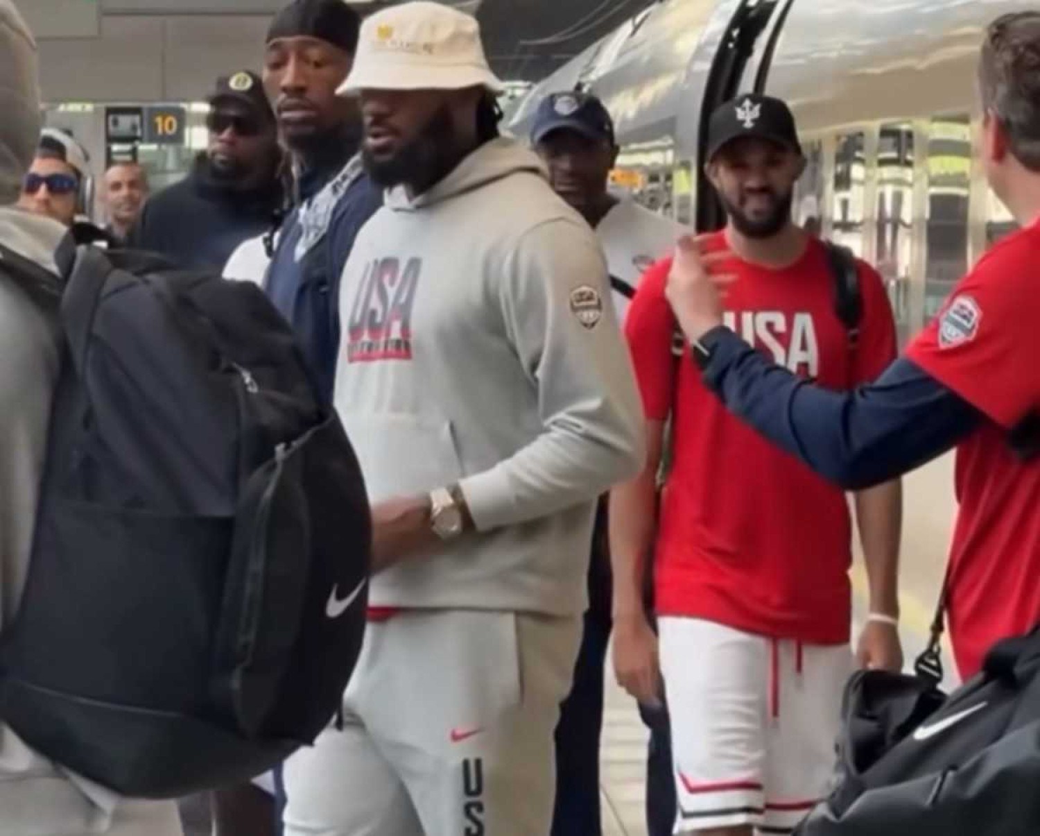 Basquete: Dream Team é visto pegando metrô em Paris 