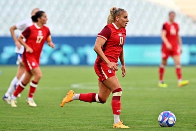 A atacante número 11 do Canadá, Adriana Leon, corre com a bola na partida de futebol do grupo feminino A entre Canadá e Nova Zelândia durante os Jogos Olímpicos de Paris 2024       -  (crédito: Arnaud FINISTRE / AFP)