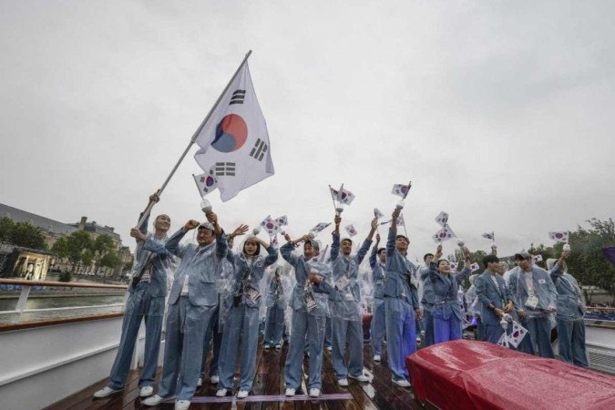 Delegação da Coreia do Sul em um barco durante a cerimônia de abertura dos Jogos Olímpicos de Paris 2024, em Paris, em 26 de julho de 2024 -  (crédito: Lee Jin-man / POOL / AFP)