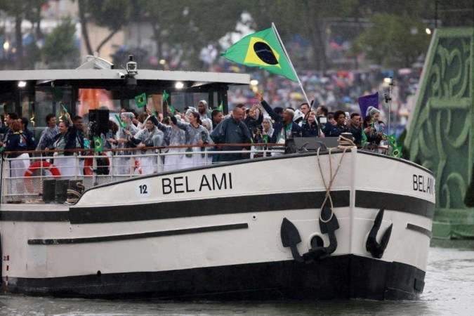 Time Brasil no barco ao longo do rio Sena durante a cerimônia de abertura dos Jogos Olímpicos Paris 2024. -  (crédito: Steph Chambers / POOL / AFP)