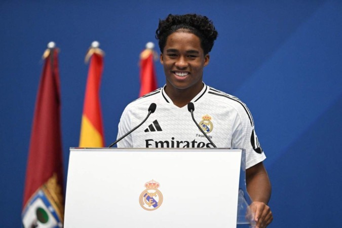 Endrick é oficialmente jogador do Real Madrid. Na manhã de ontem, assinou contrato de seis anos com o novo clube e foi apresentado com festa. Ele não segurou as lágrimas ao vestir a camisa do novo clube pela primeira vez. -  (crédito:  AFP)