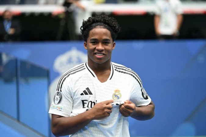 O atacante brasileiro Endrick Felipe posa durante sua primeira aparição como novo jogador do Real Madrid no Estádio Santiago Bernabeu, em Madrid, em 27 de julho de 2024 -  (crédito: JAVIER SORIANO / AFP)