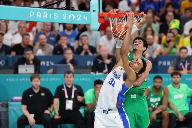 O número 32 da França, Victor Wembanyama, marca uma cesta na partida preliminar masculina de basquete do grupo B entre França e Brasil durante os Jogos Olímpicos de Paris 2024 -  (crédito: Denis CHARLET / AFP)