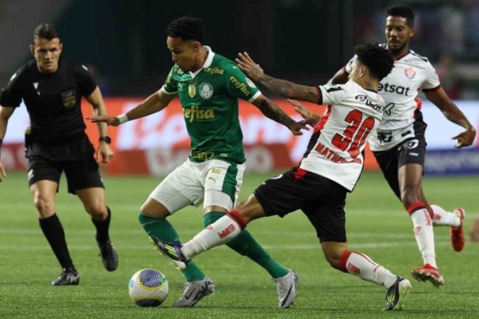 Estevão, do Palmeiras, deixou o jogo contra o Vitória mancando -  (crédito: Foto: Cesar Greco/Palmeiras/by Canon)