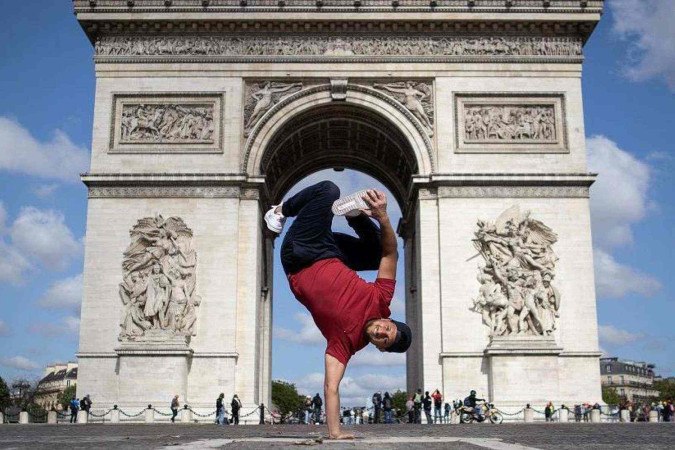 Atletas celebrando suas vitórias no Campeonato de Natação da França, realizado em 20 de junho -  (crédito: SEBASTIEN BOZON/AFP via Getty Images)