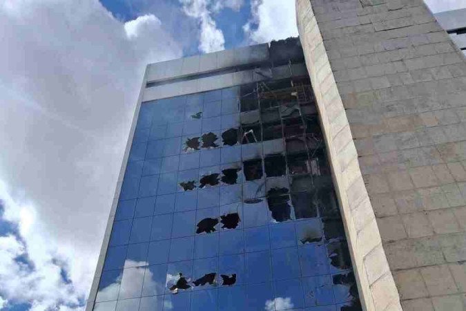 Houve retirada de algumas janelas na operação de combate ao fogo