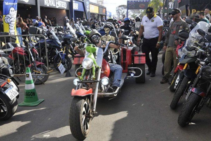  27/07/2024. Crédito: Minervino Júnior/CB/D.A Press. Brasil.  Brasilia - DF. Capital Motoweek último dia e passeio das motos nas ruas de Brasília