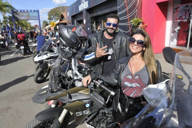  27/07/2024. Crédito: Minervino Júnior/CB/D.A Press. Brasil.  Brasilia - DF. Capital Motoweek último dia e passeio das motos nas ruas de Brasília. Marcelo e Carolina.