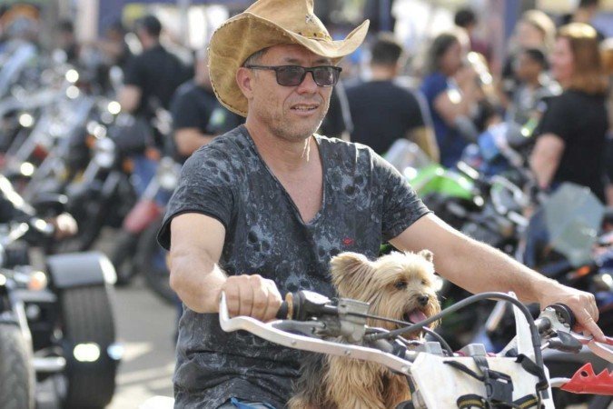  Cleudes, 50, com o cachorro Chewbacca na carona