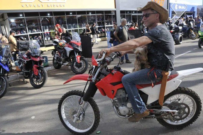  27/07/2024. Crédito: Minervino Júnior/CB/D.A Press. Brasil.  Brasilia - DF. Capital Motoweek último dia e passeio das motos nas ruas de Brasília. Cleudes Rodrigues com o cachorro Chewbacca.