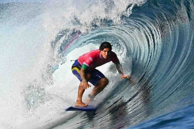 Gabriel Medina ficou em primeiro lugar da quarta bateria na rodada de abertura do surfe nos Jogos Olímpicos, em Teahupo’o, no Taiti  -  (crédito: Jerome Brouillet/AFP via Getty Images)