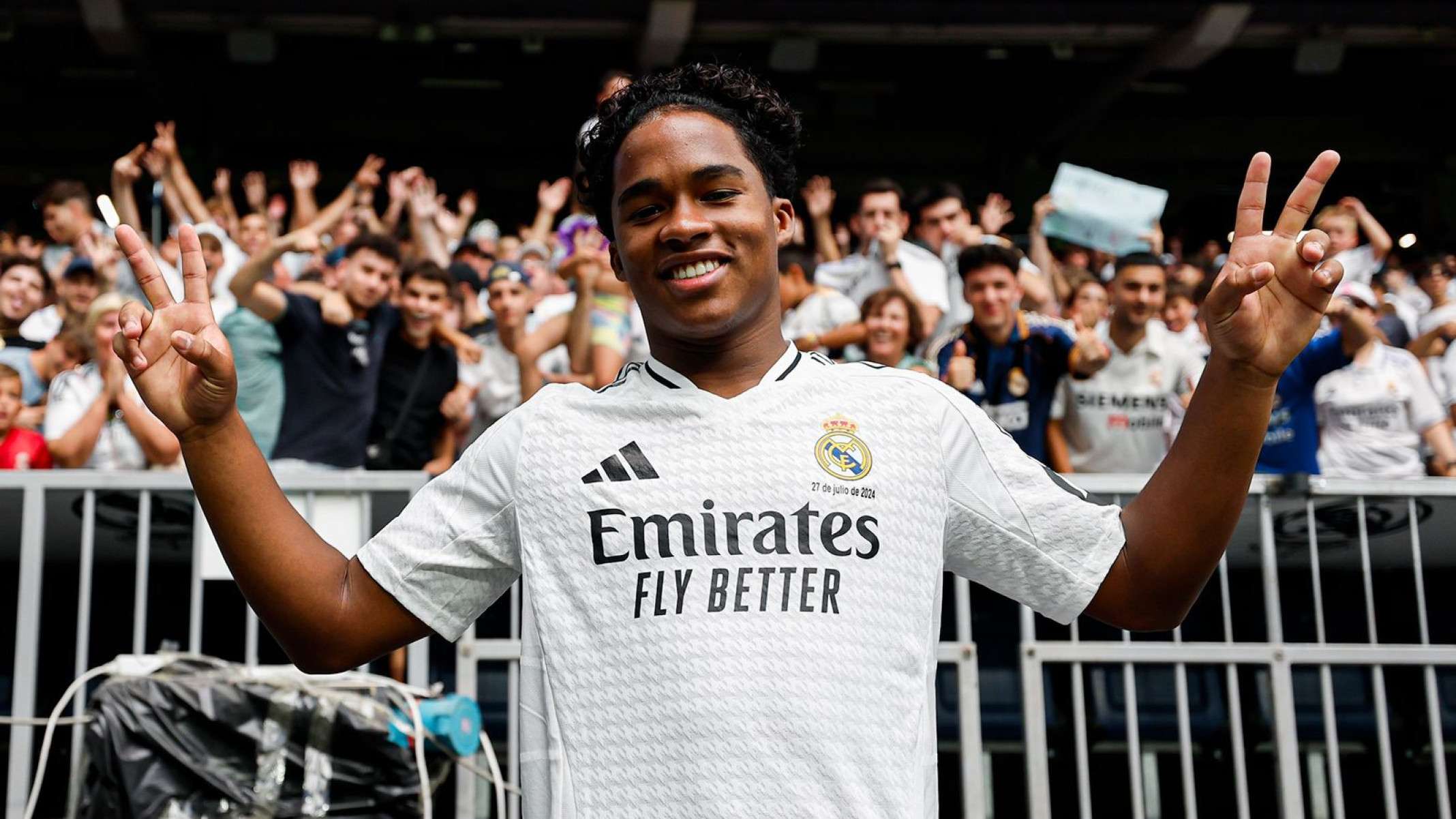 Com Bernabéu lotado, Endrick se emociona em apresentação pelo Real Madrid