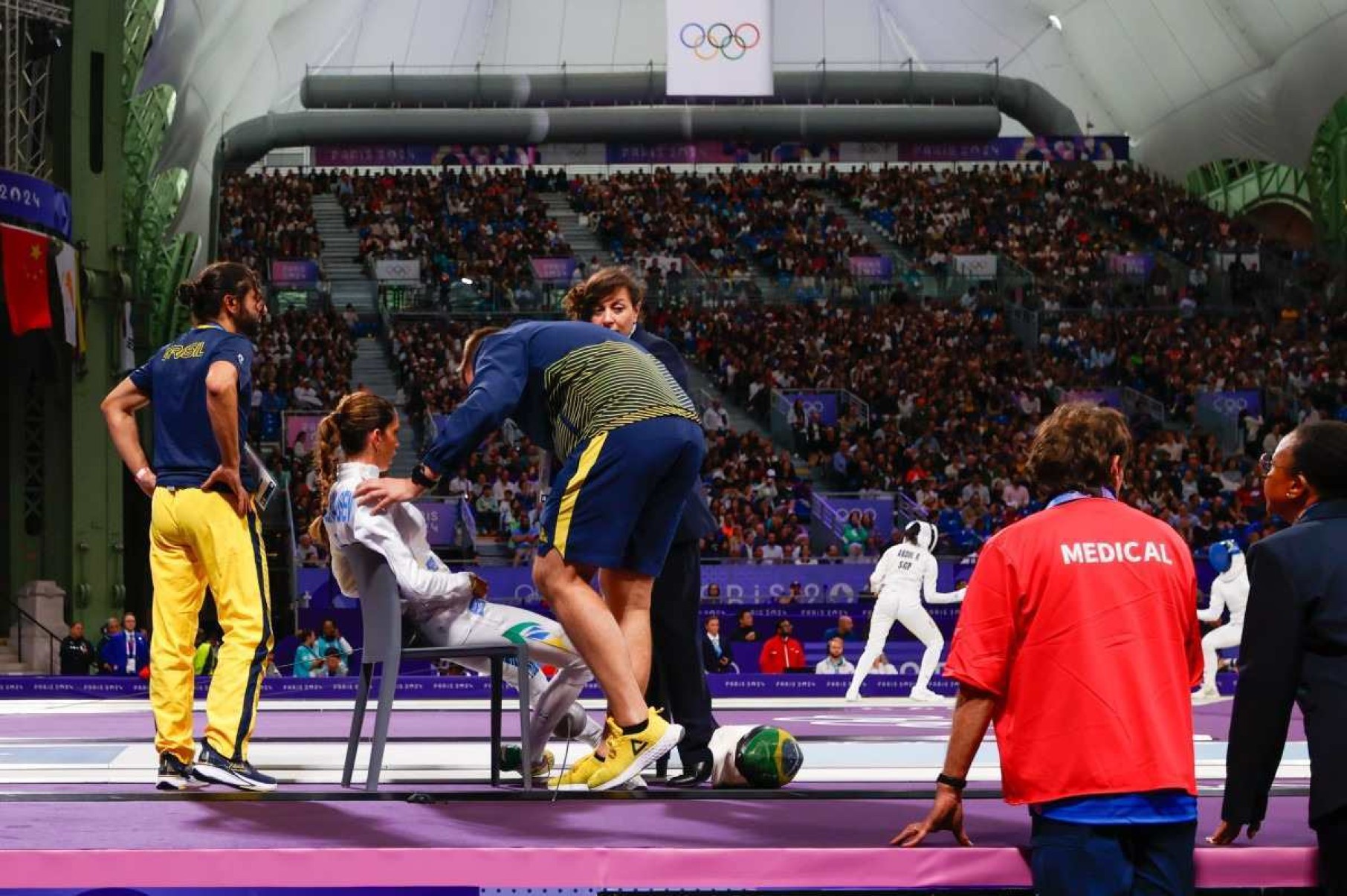 Nathalie Moellhausen, da esgrima, precisou ser atendida durante confronto nas Olimpíadas de Paris 2024