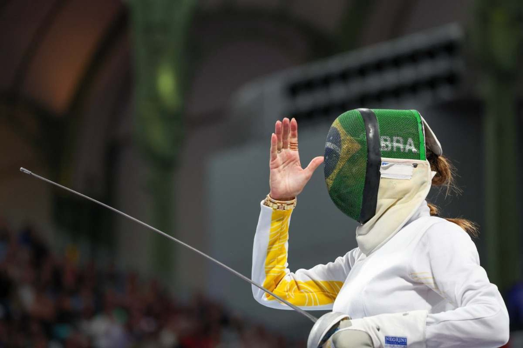 Nathalie Moellhausen, da esgrima, precisou ser atendida durante confronto nas Olimpíadas de Paris 2024