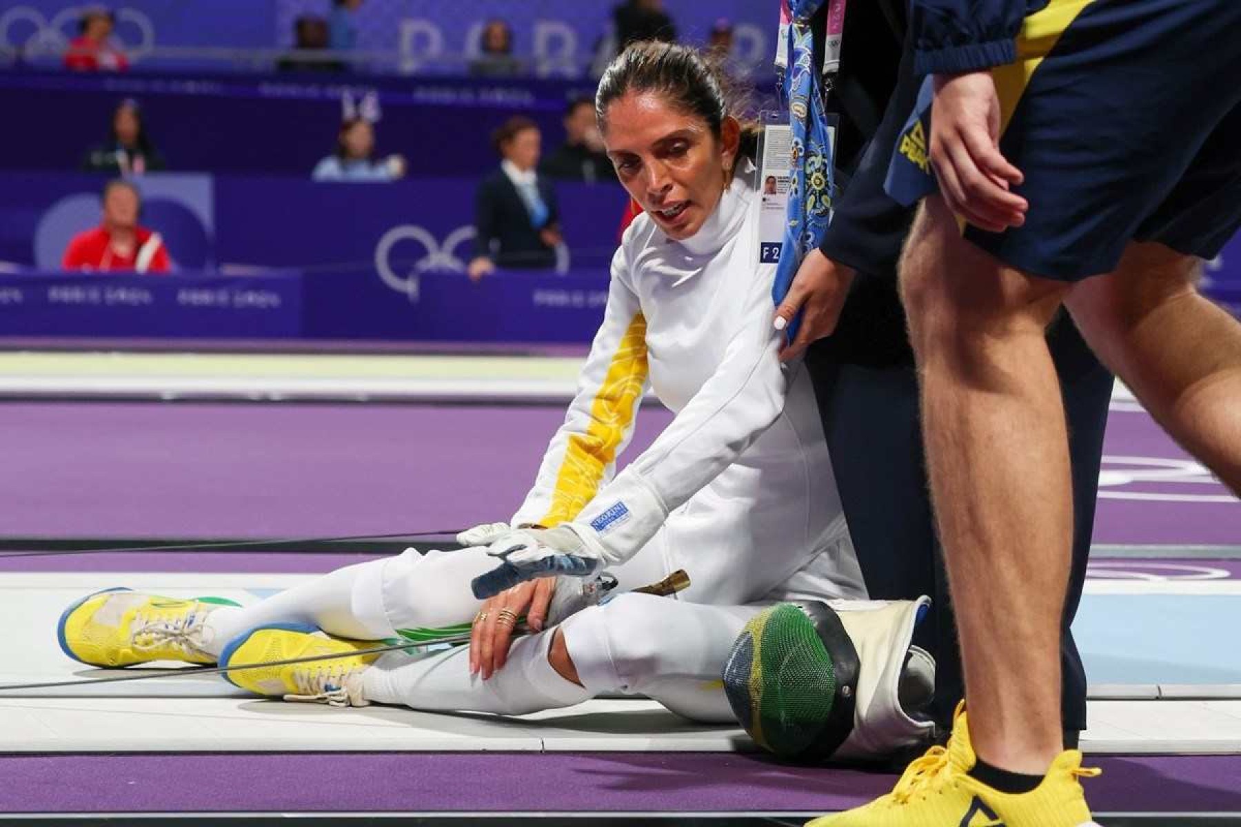 Nathalie Moellhausen, da esgrima, precisou ser atendida durante confronto nas Olimpíadas de Paris 2024