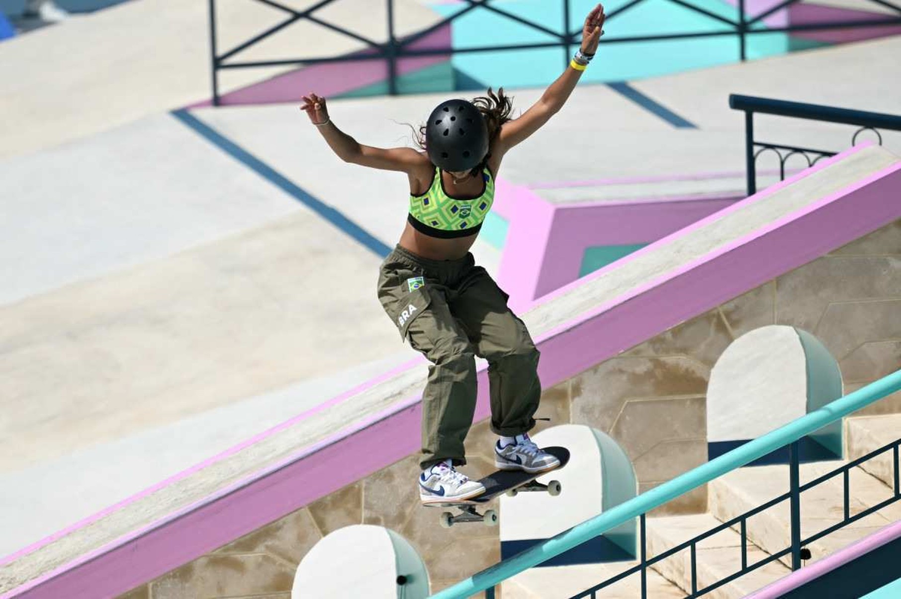 A brasileira Rayssa Leal compete nas eliminatórias do skate de rua feminino durante os Jogos Olímpicos de Paris 2024, no La Concorde, em Paris, em 28 de julho de 2024.