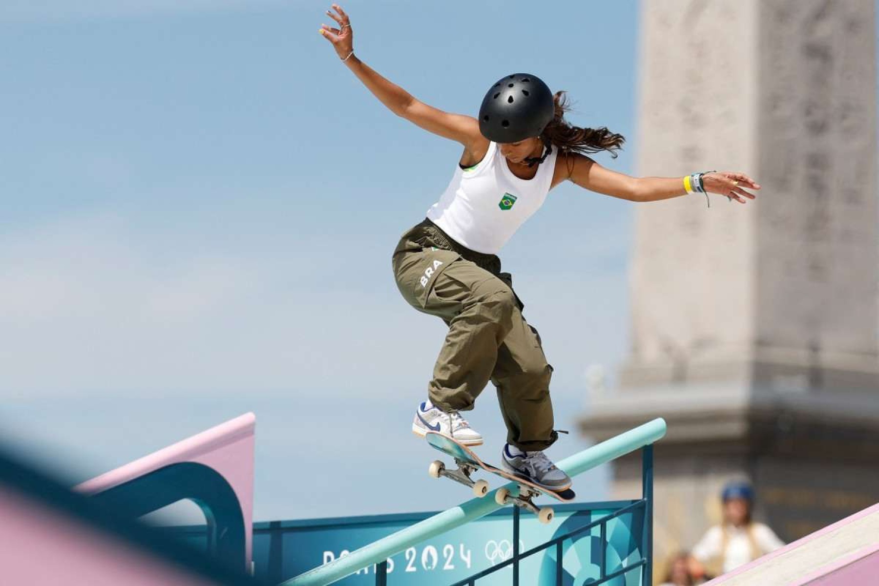 A brasileira Rayssa Leal compete nas eliminatrias do skate de rua feminino durante os Jogos Olmpicos de Paris 2024, no La Concorde, em Paris, em 28 de julho de 2024. 