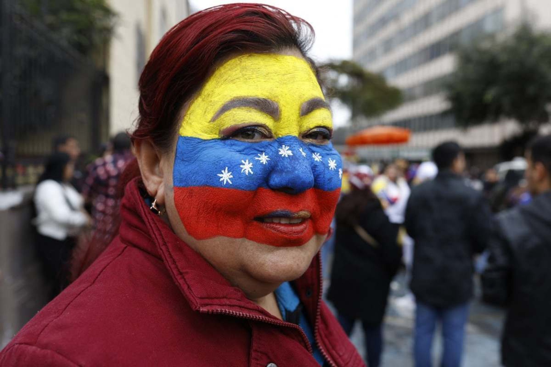 Refugiados venezuelanos protestam em Lima, pouco antes da votação nas eleições de 28 de julho